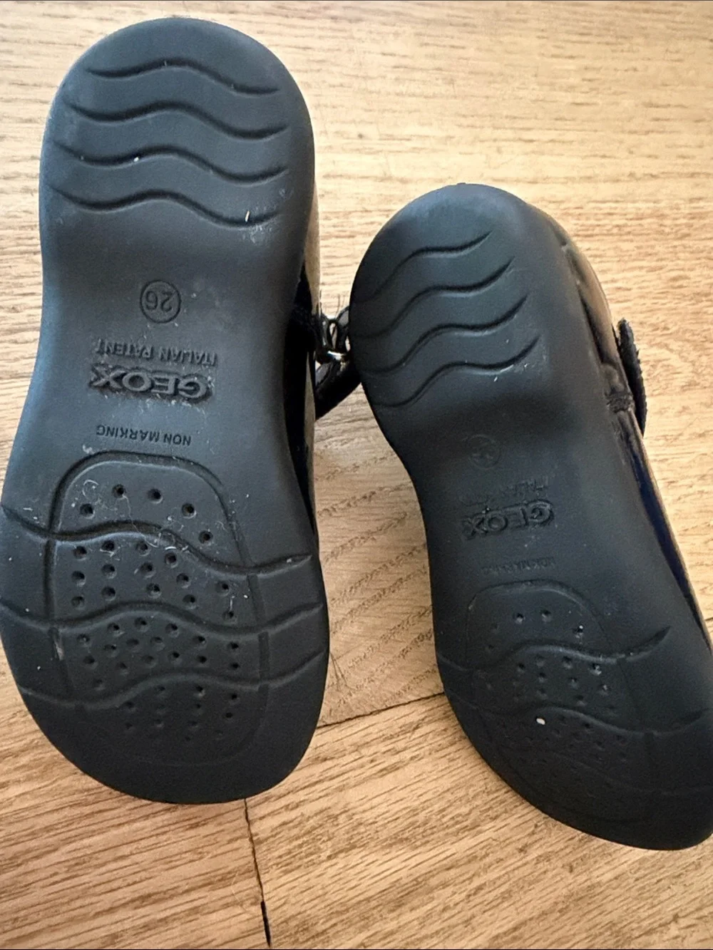 GEOX Respira Girls Black Patent Mary Jane non-marking Anti-shock Shoes EUR sz 26